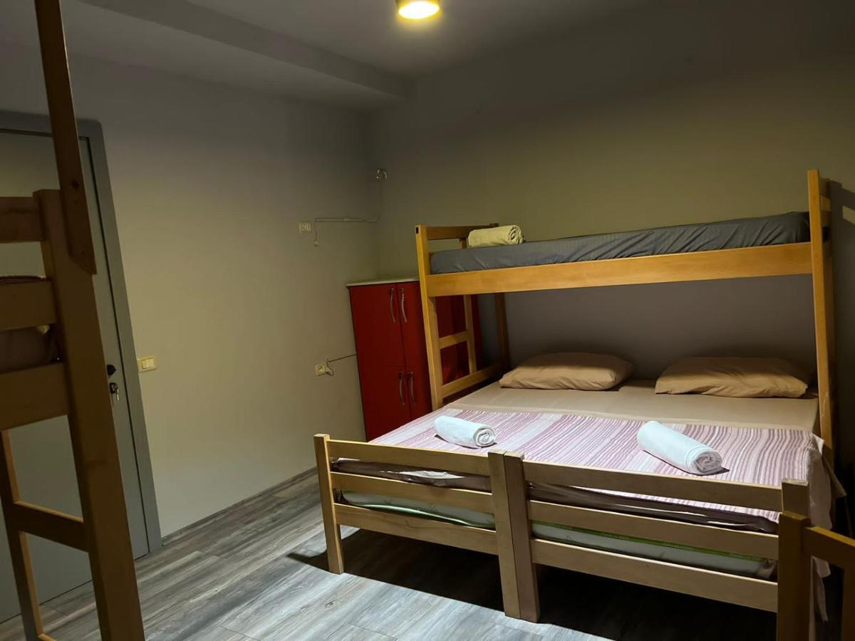 The Rooftop Hostel Shkodër Стая снимка