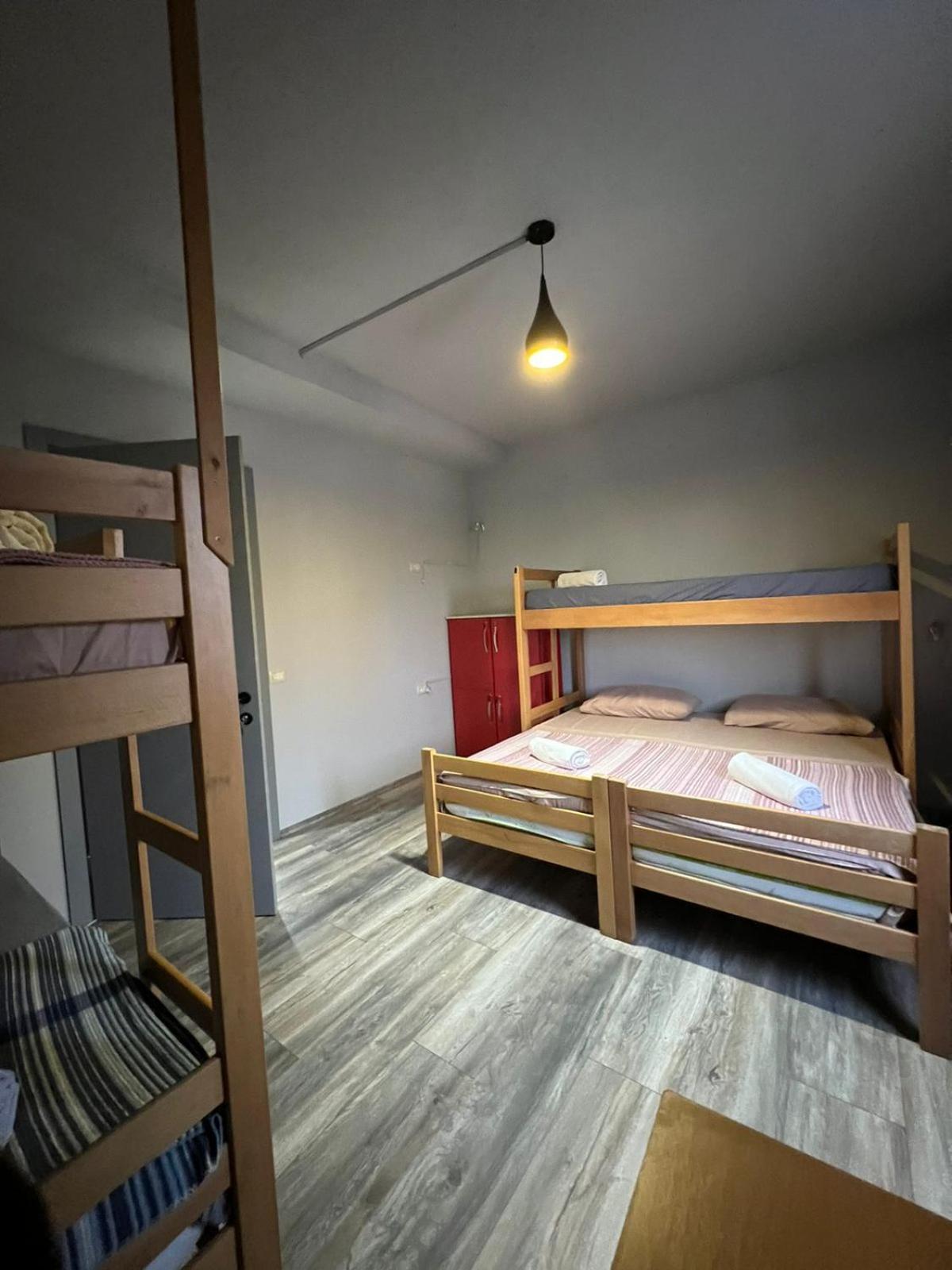 The Rooftop Hostel Shkodër Стая снимка